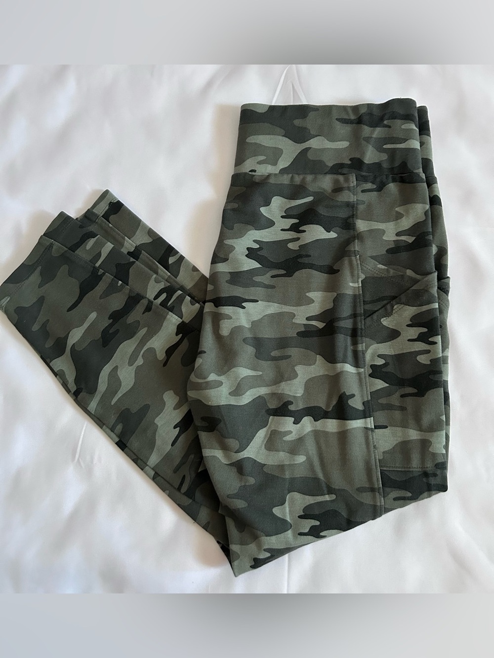 Lou & Grey Green Camo Print, Camouflage Leggings Size Medium